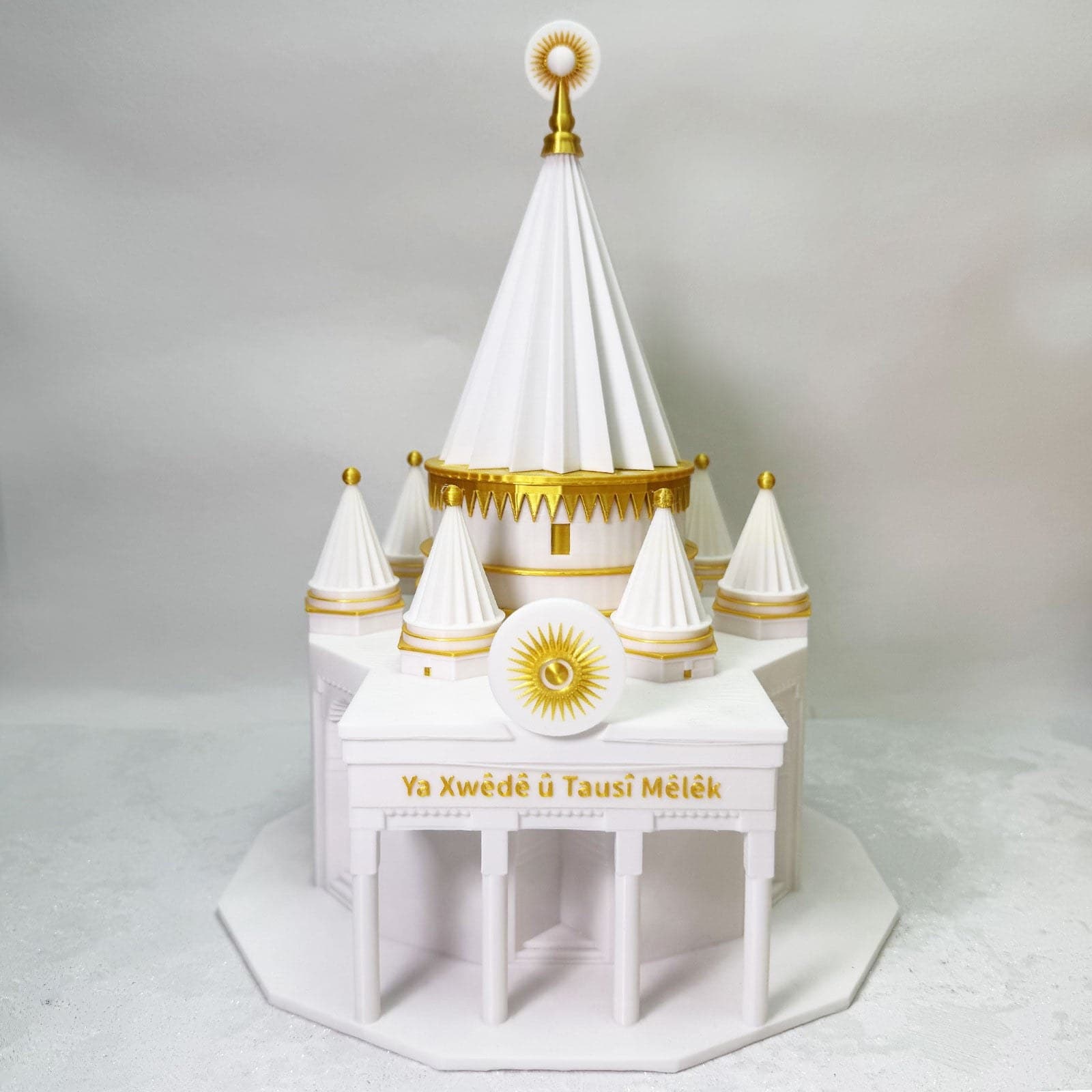 Quba Heft Mêrê Dîwanê û Tawisî Melek - Modell mit Gold Details, ezidisches Symbol aus dem 3D-Drucker