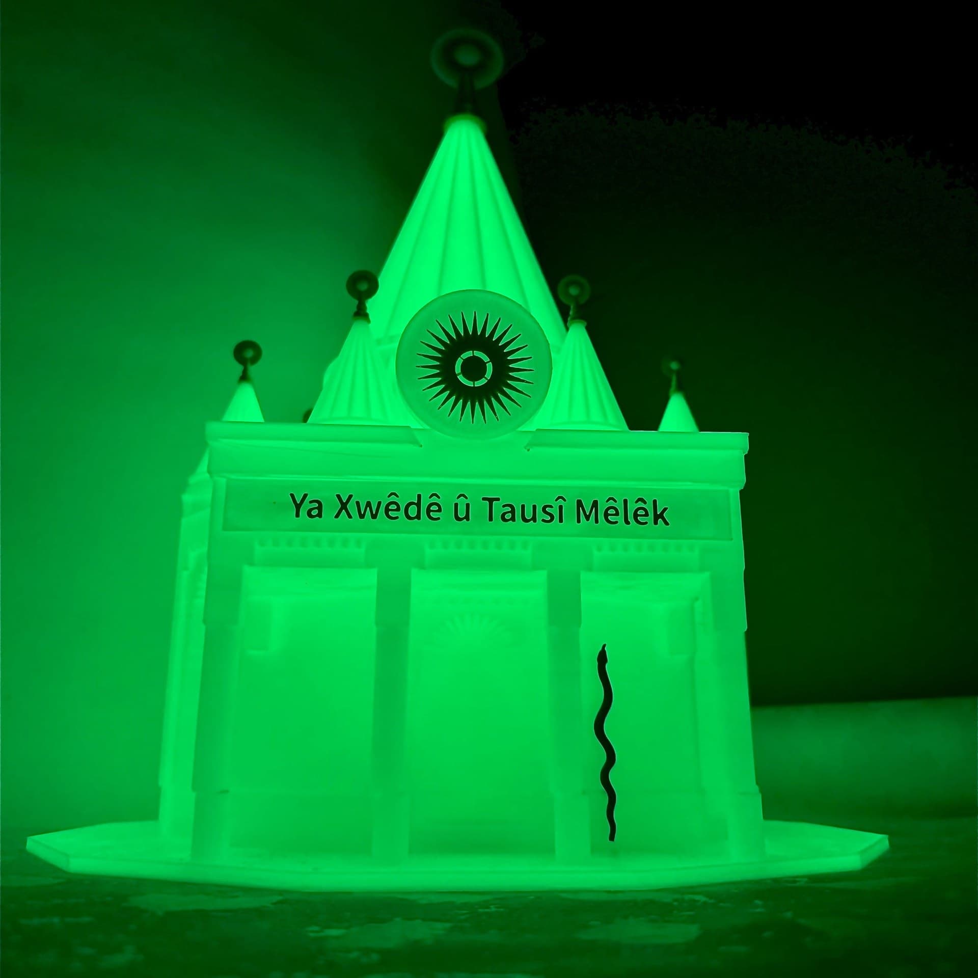Quba Heft Mêrê Dîwanê û Tawisî Melek - nachleuchtendes Modell, ezidisches Symbol aus dem 3D-Drucker
