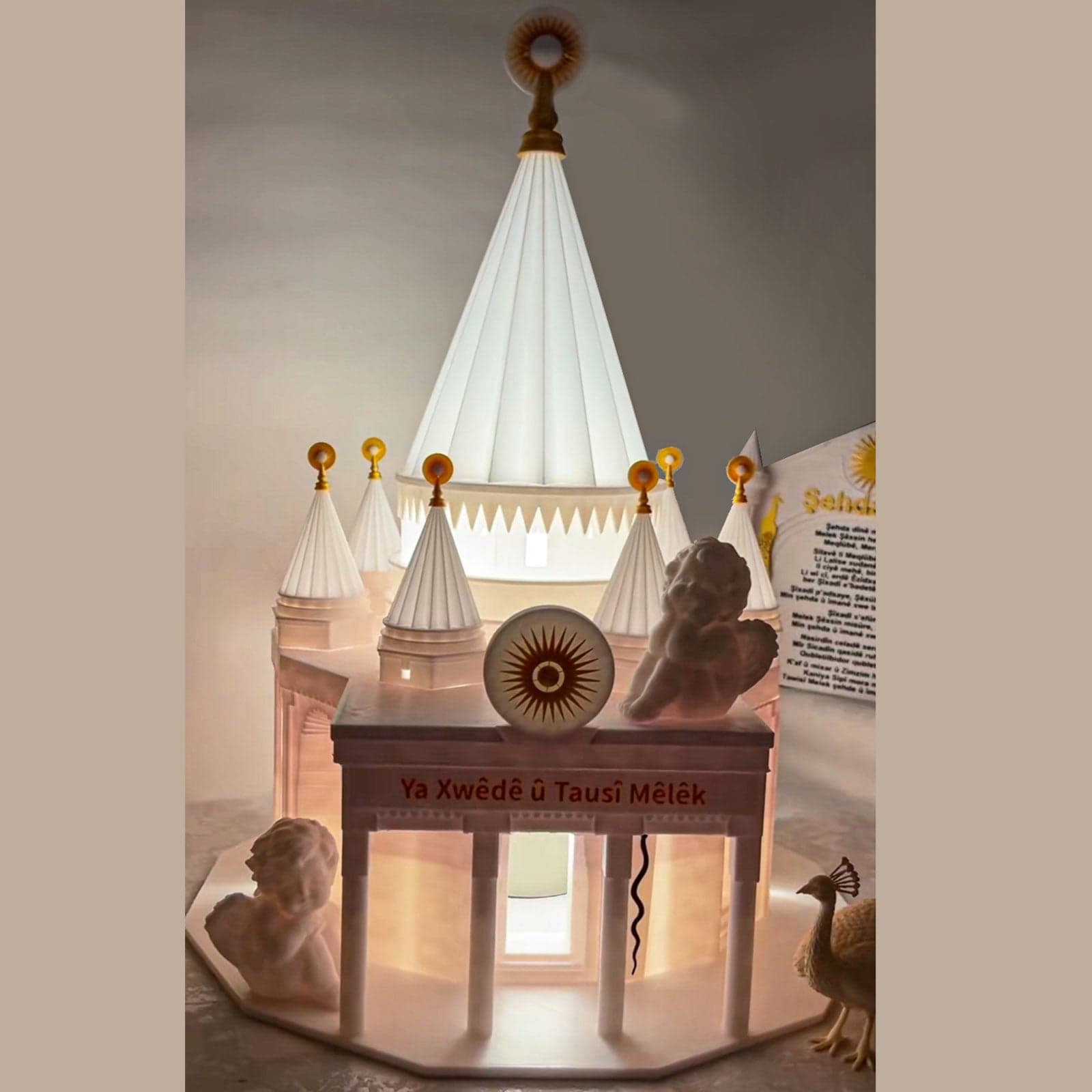 Quba Heft Mêrê Dîwanê û Tawisî Melek Tempel mit LED-Beleuchtung, ezidisches Symbol aus dem 3D-Drucker
