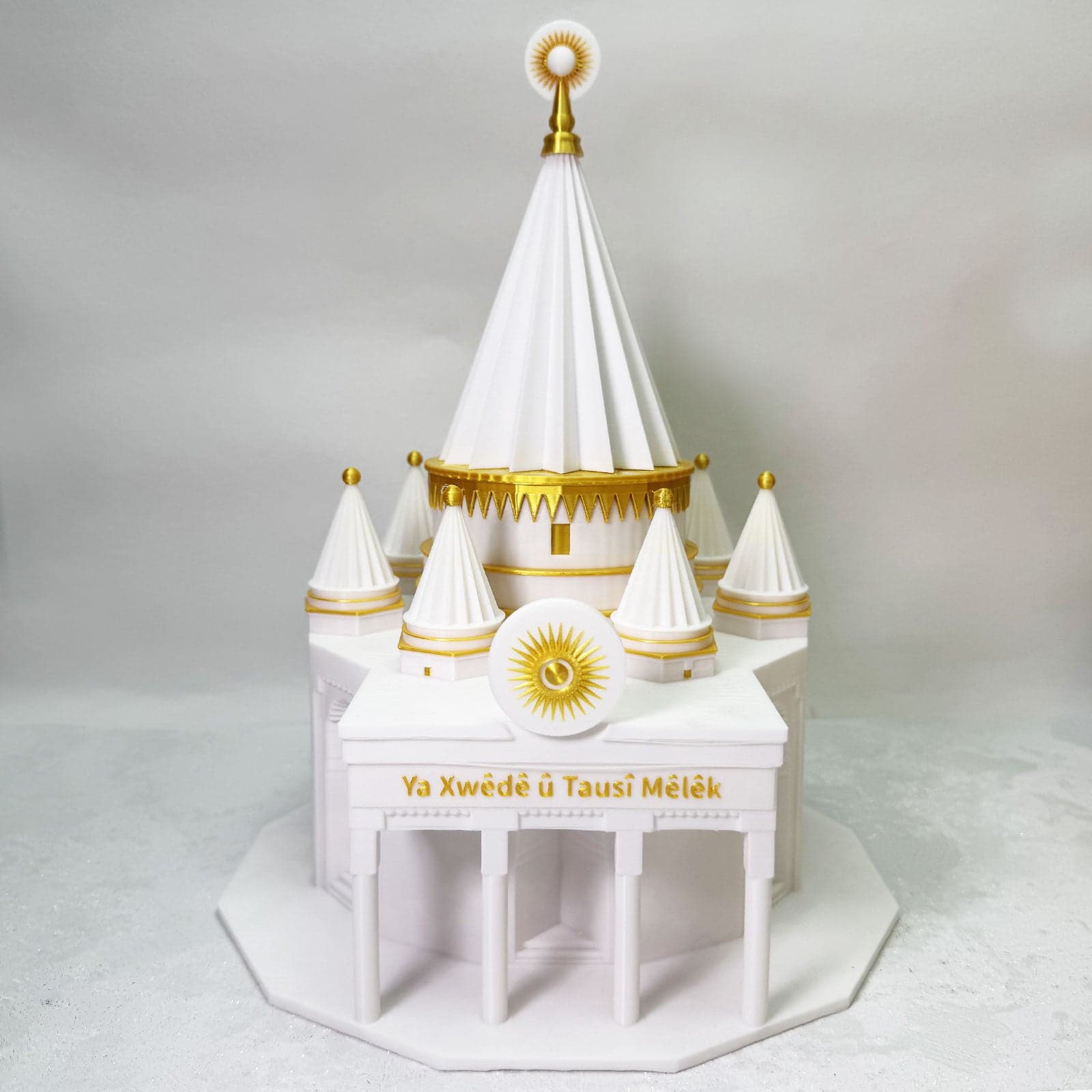 Quba Heft Mêrê Dîwanê û Tawisî Melek - Modell mit Gold Details, ezidisches Symbol aus dem 3D-Drucker