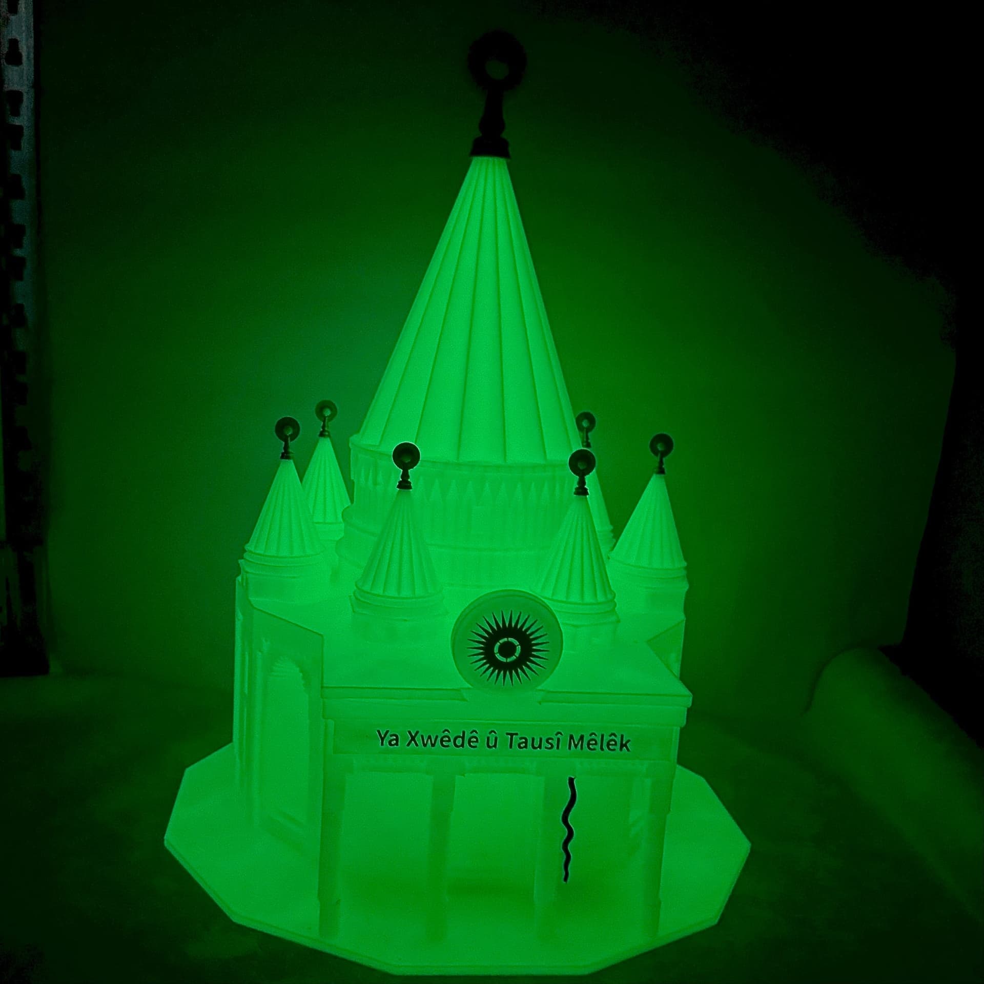 Quba Heft Mêrê Dîwanê û Tawisî Melek - nachleuchtendes Modell, ezidisches Symbol aus dem 3D-Drucker